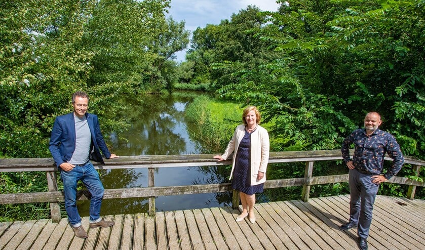 <p>Klaas Jan Wardenaar (l), wethouder Marlous Verbeek en Albert Hoogenkamp op een van de fietsbruggen in het Bad Vilbelpark. (Foto Bob Awick)</p>