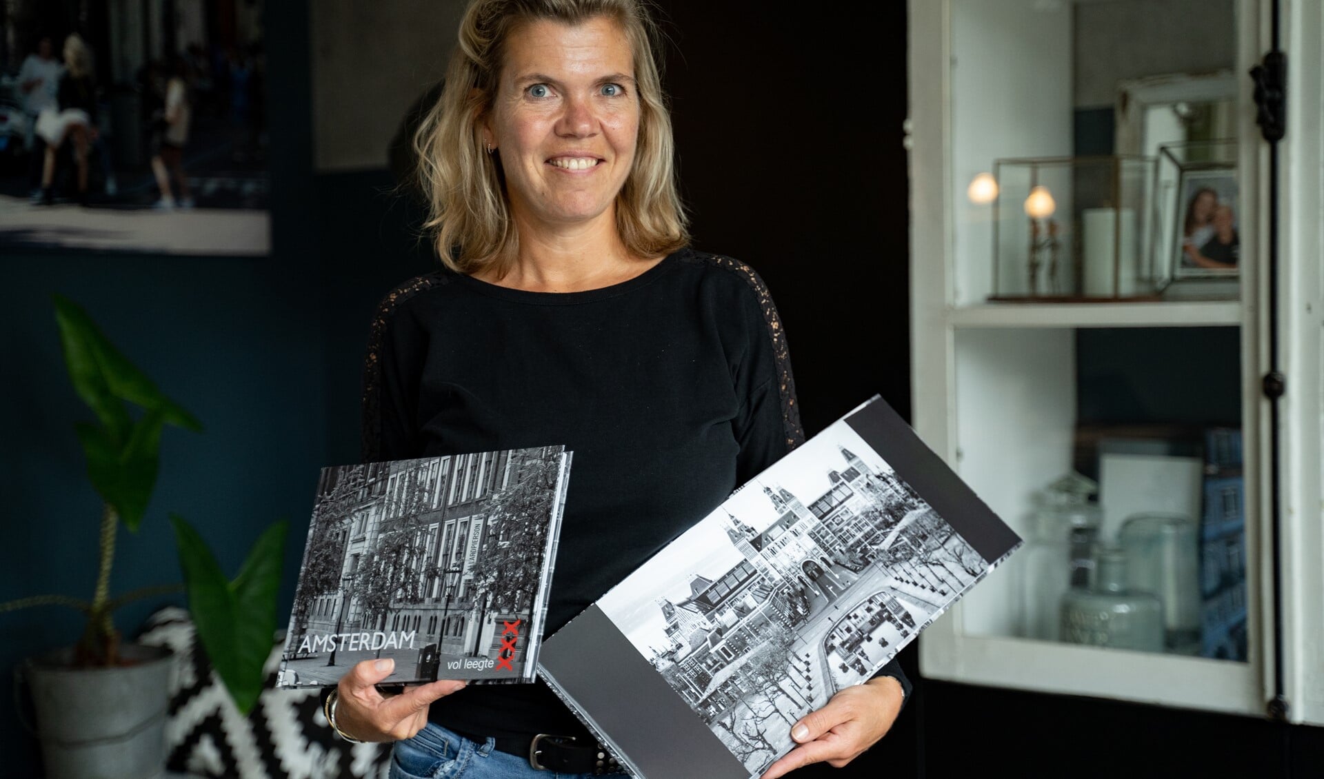 Maaike Westerbeek toont haar fotoboek.