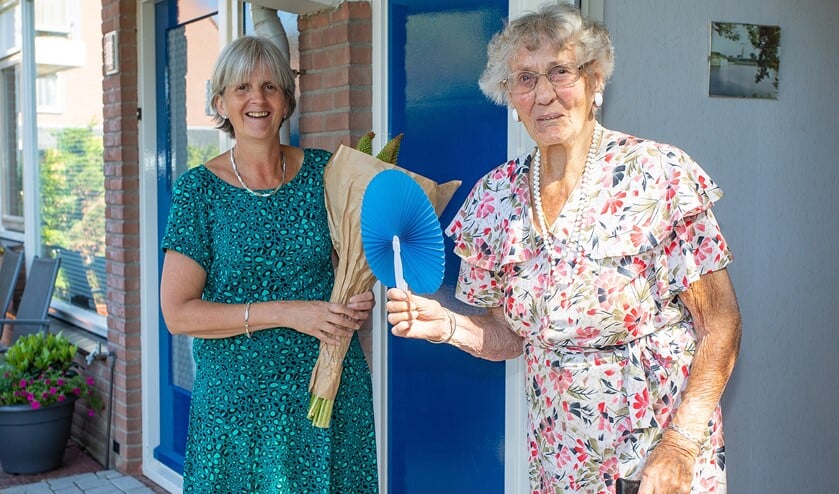 <p>Manon Vanderkaa (l) waaide ook bij mevrouw Beekman-van der Born aan met een blauwe waaier en bos bloemen.</p>