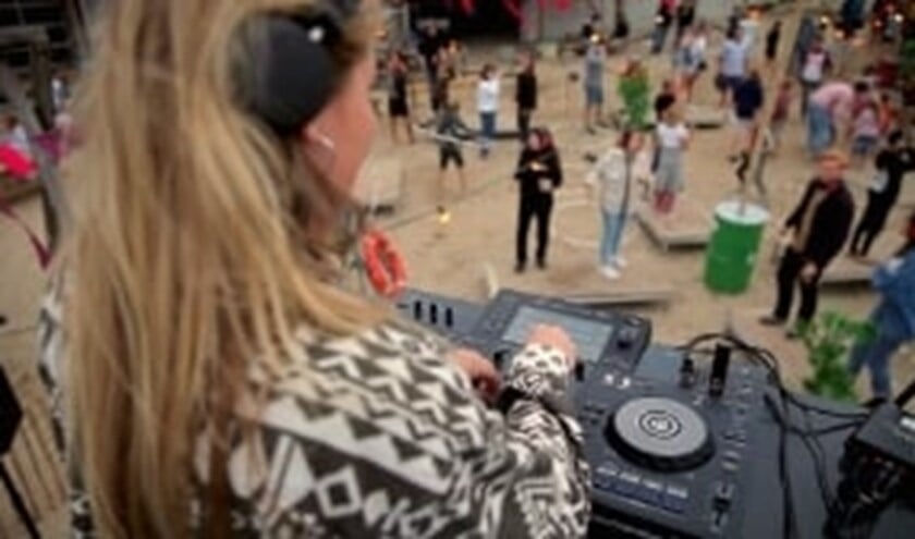 <p>Een dj draait muziek op een speciaal ingerichte dansarena. </p>