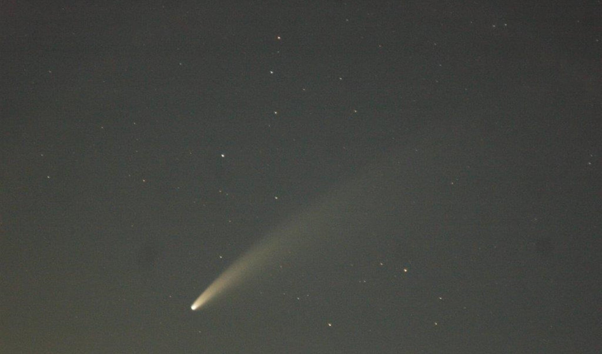 Komeet Neowise met een duidelijk zichtbare staart.