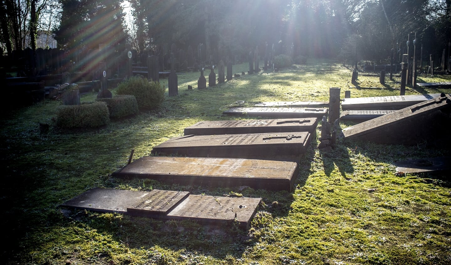 De begraafplaats Landscroon is mystiek, maar herbergt ook veel Weesper verleden.