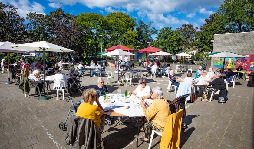 Op veilige afstand konden 80 gasten genieten van de gezellige barbecue van Versa Welzijn.
