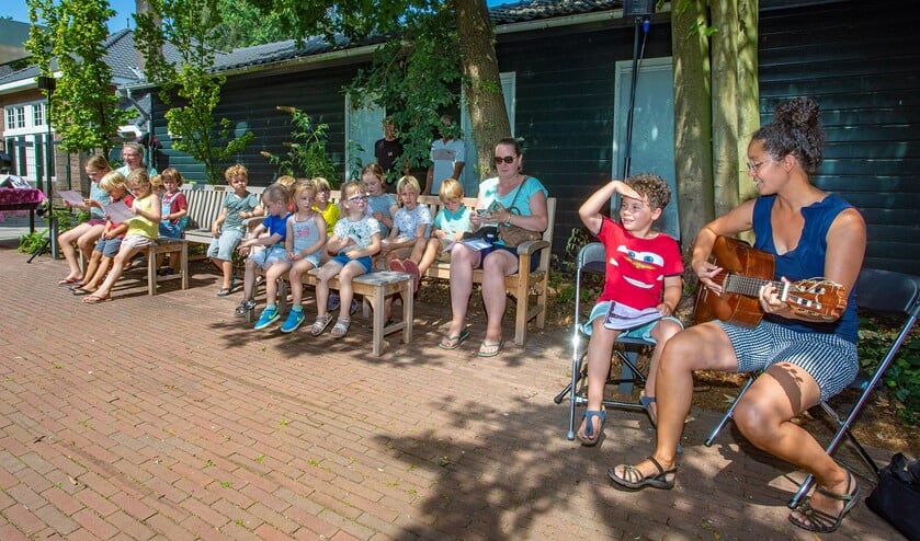 <p>De overhandiging van de banken werd feestelijk afgesloten met een bekend lied van Annie M.G. Schmidt!</p>