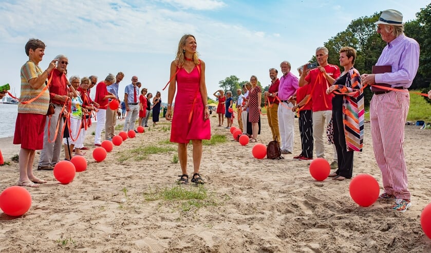 <p>Na bijna zes jaar neemt Willemijn Jonkers afscheid als predikant met een speciaal moment op het strand.</p>