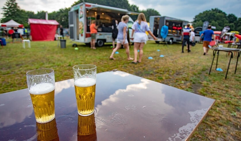 <p>Twee verlaten biertjes van gasten die snel onderdak hadden gezocht toen de wolkbreuk losbarstte.</p>