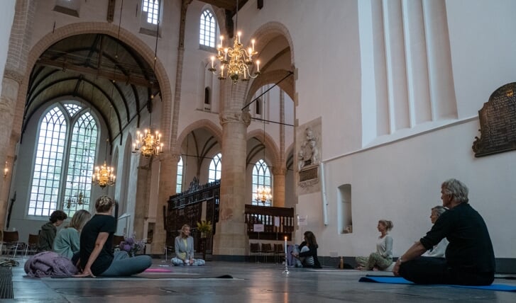 De muziek vulde de Grote Kerk van Naarden met een rustgevende sfeer. Voor Dorien van Nieukerken de grootste plek waar ze les heeft gegeven.