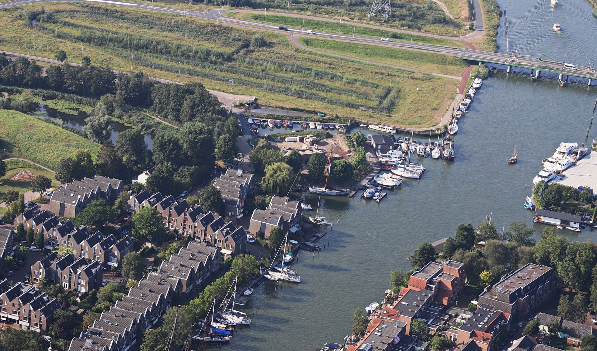 Luchtfoto Spieringbrug (rechtsboven), voorgesteld terrein binnenhaven (boven), haven Fort H (midden), ingang Balkengat (rechts) en kade Herengracht (linksonder)