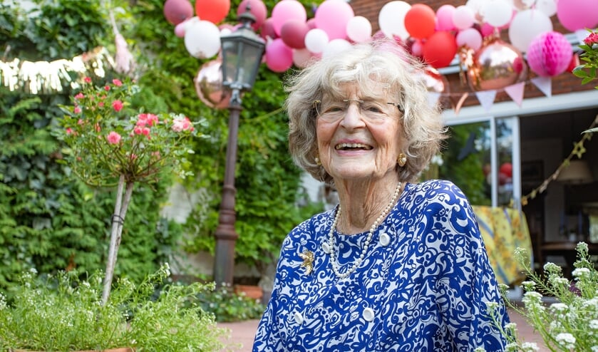 <p>Mevrouw Ingrid Sigmund-Offerhaus voelt zich écht jarig vandaag.</p>