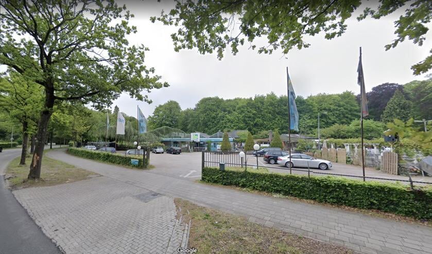 <p>Tuincentrum Van der Roest gaat plaats maken voor 30 woningen. De politiek stelt vragen over deze verrassende ontwikkeling.</p>