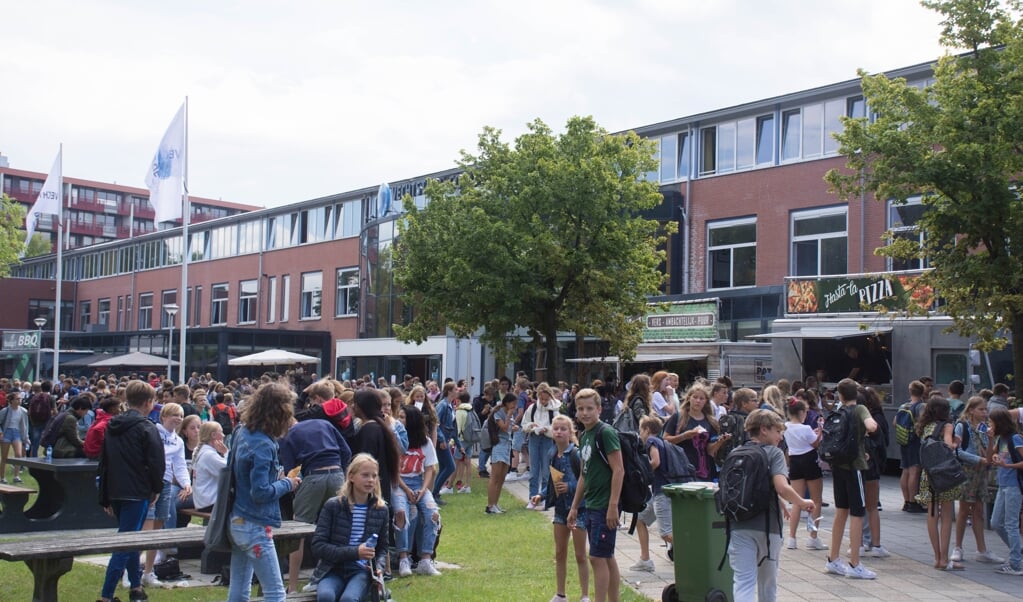 De eerste schooldag begon gisteren met een Foodtruckfestival. 