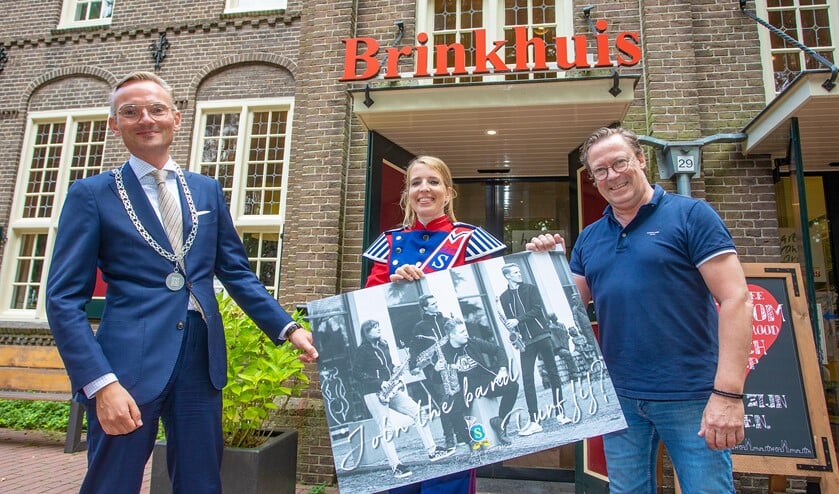 <p>Burgemeester Nanning Mol geeft het startschot van de wervingscampagne 'Join the band, Durf jij'.</p>