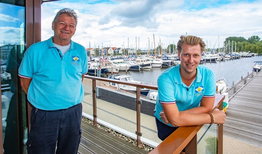 <p>Jaap van Brummelen (l) met zijn opvolger Tom Bremmer.</p>