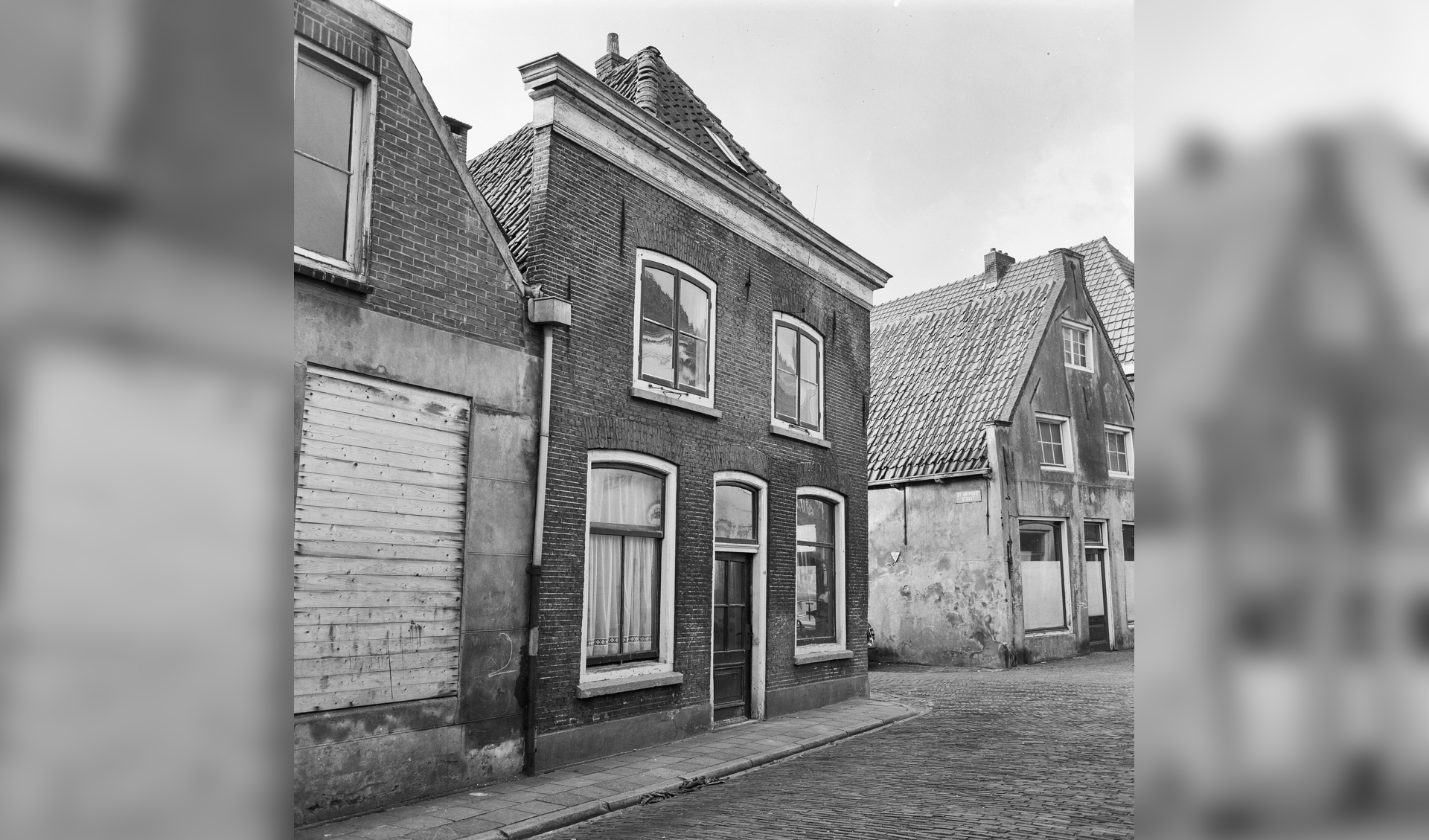 De verkrotte Middenstraat in 1970. Foto: Rijksdienst voor het Cultureel Erfgoed.
