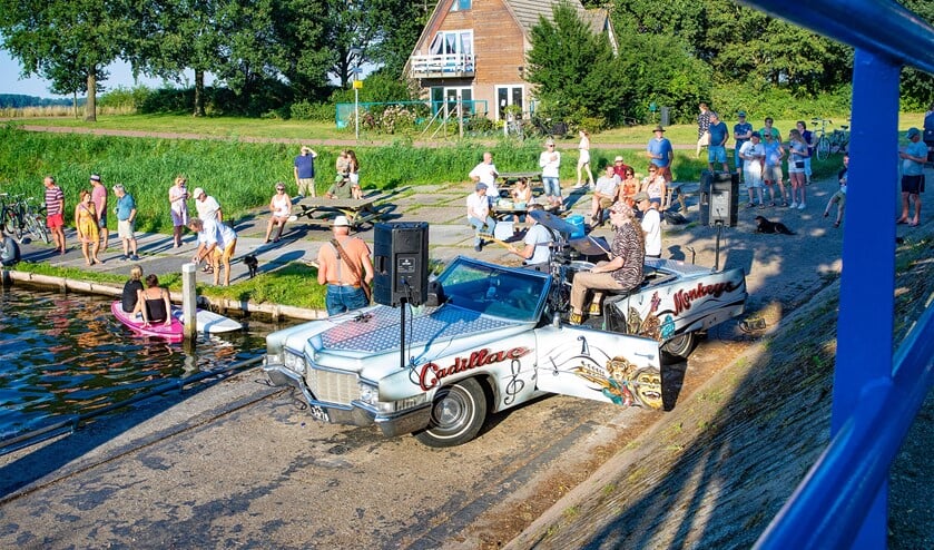 <p>De Cadillac Monkeys verzorgden de muziek bij de brugborrel van vanavond.</p>