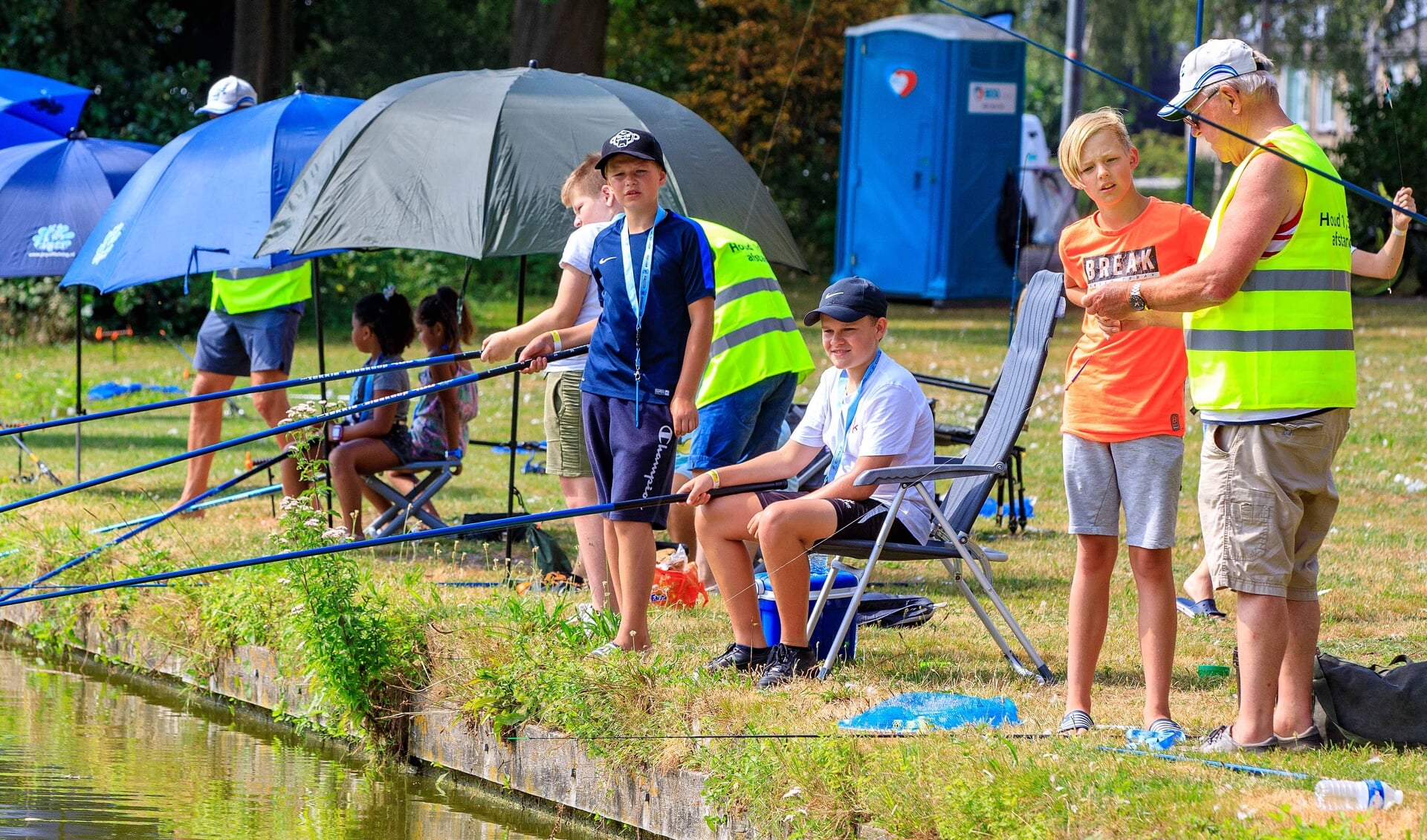 De een was wat gelukkiger dan de ander met de vangst, maar het was in ieder geval lekker druk aan de Kerkelandenvijver. Foto : © Foto Miché / Bastiaan Miché 