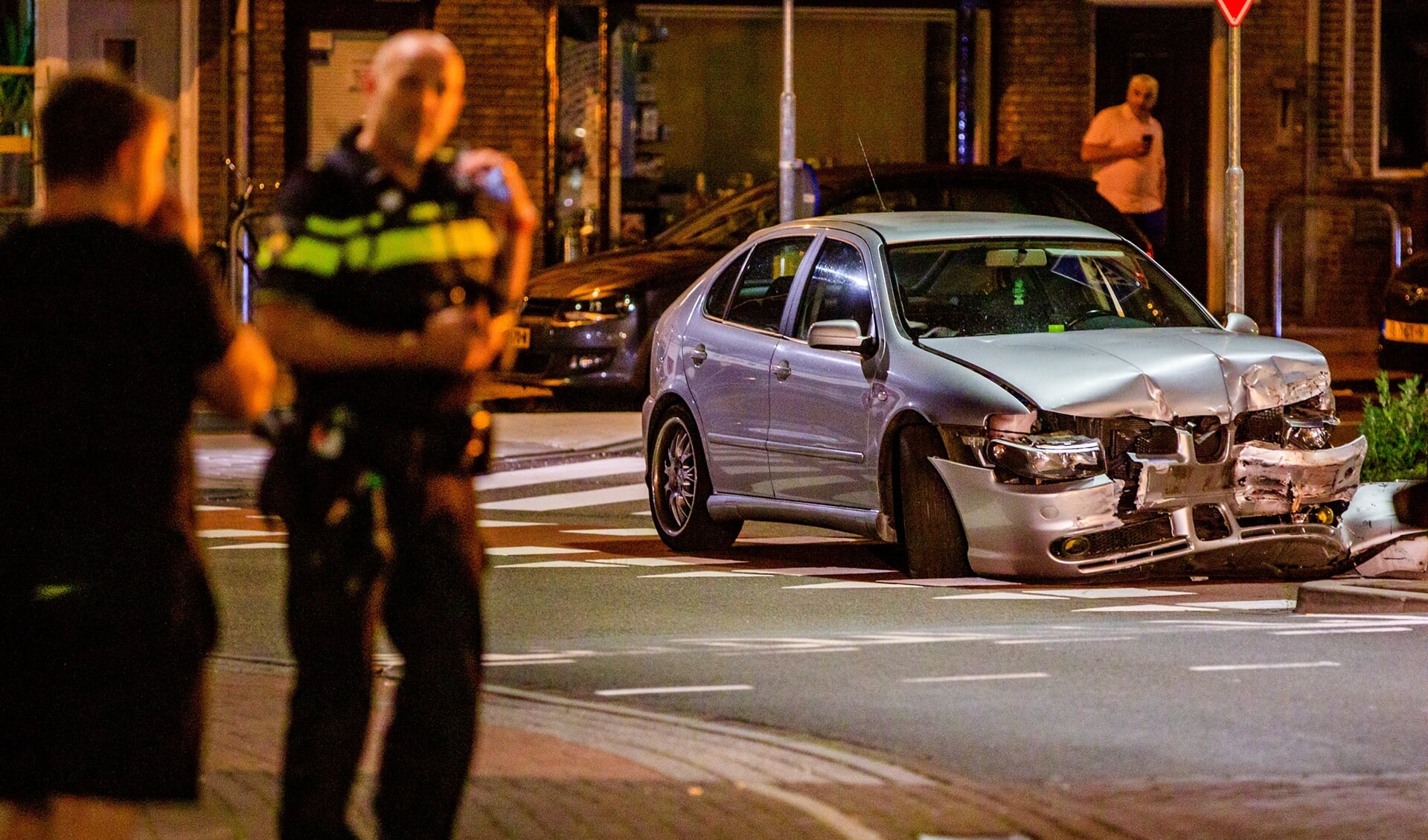 Het ongeluk bij Vida in de nacht van 1 op 2 augustus is de katalysator van de hernieuwde discussie over snelheidshandhaving in Hilversum. Foto: Bastiaan Miché