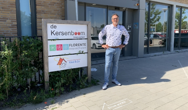 <p>Hans Ploeg voor de Kersenboom.</p>