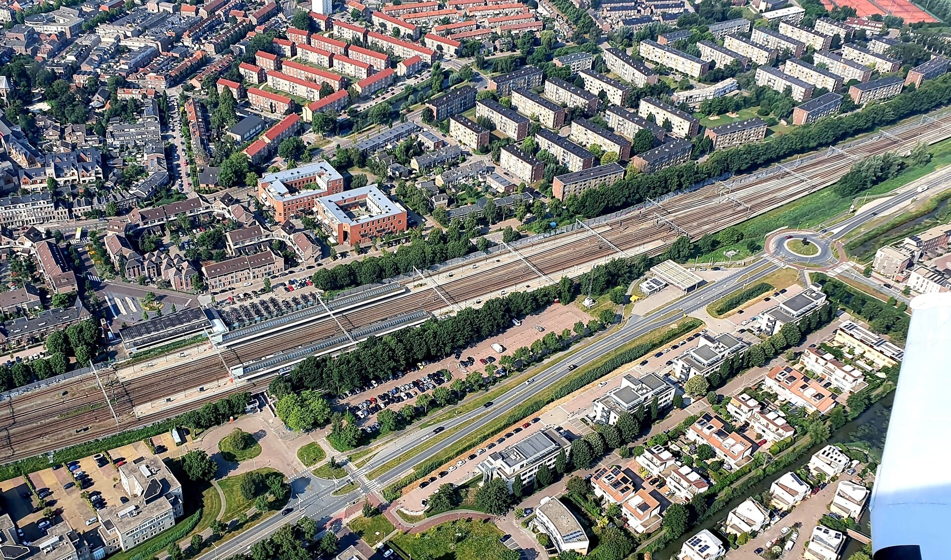 Het stationsgebied biedt volgens wethouder Vos mogelijkheden tot woningbouw. Vooral het parkeerterrein aan de Leeuwenveldseweg biedt kansen. 
