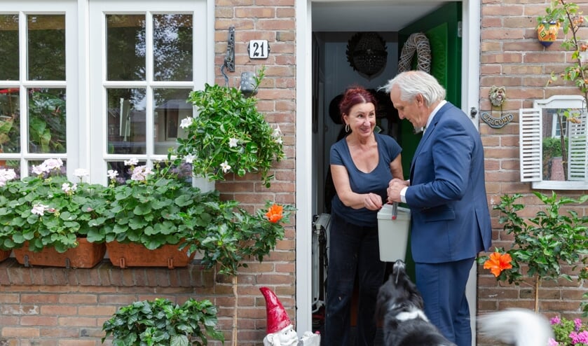 <p>Ook dit jaar liep burgemeester Pieter Broertjes weer langs een aantal Hilversumse deuren om geld op te halen voor KWF kankerbestrijding. Deze foto is uit 2019 en is dus pre-coronatijdperk.</p>
