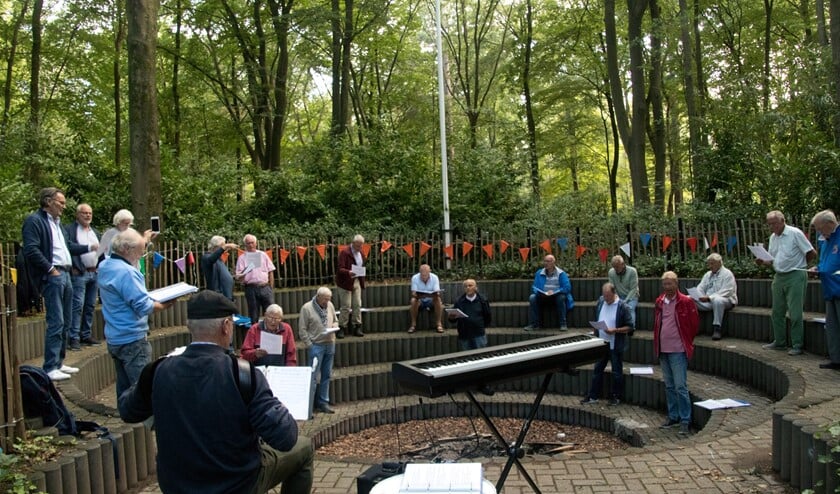 <p>Buiten, midden in het bos bij Scouting Raboes, konden de leden van het koor zingen met inachtneming van de coronaregels.</p>