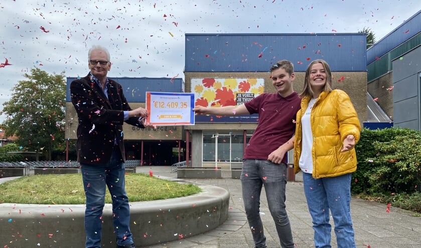 Feestvreugde bij de overhandiging van de cheque.