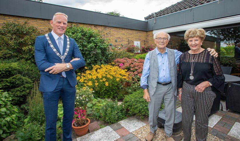 <p>Het bruidspaar kreeg bezoek van burgemeester Ter Heegde.</p>
