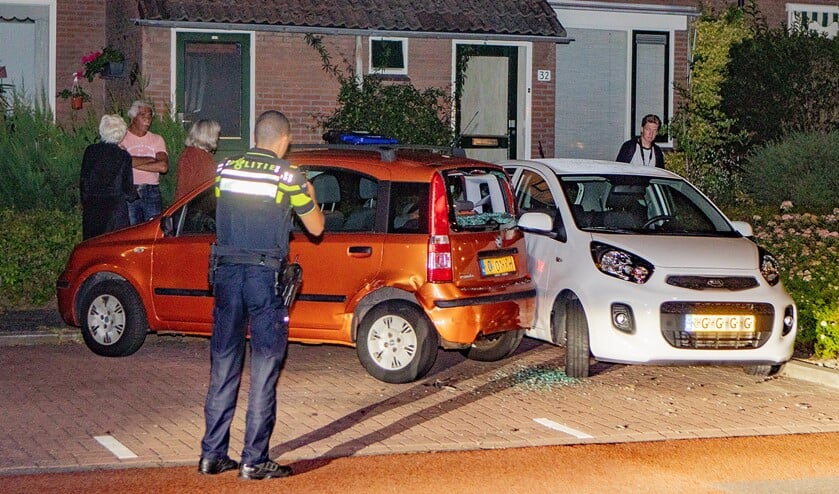 <p>De oranje geparkeerde auto werd geraakt en kwam vervolgens tegen de witte geparkeerde auto aan.</p>