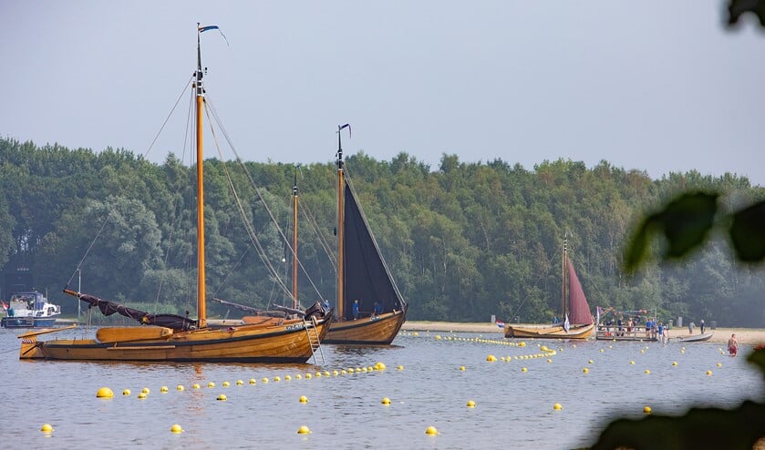 <p>Net als vroeger, voeren de botters door tot vlak bij het strand.</p>
