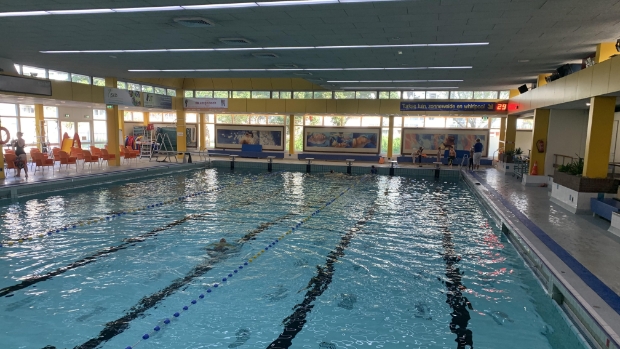 Zwembad in sportcentrum is enorm in trek