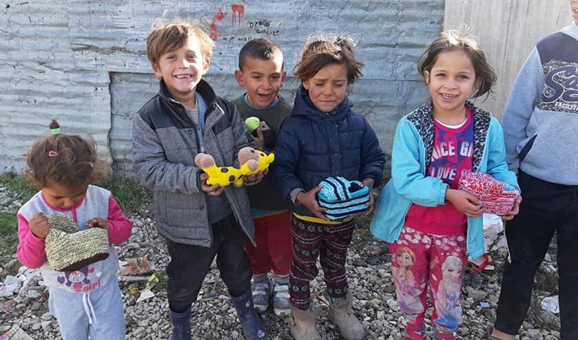 <p>De kinderen zijn blij met het speelgoed uit Nederland.</p>