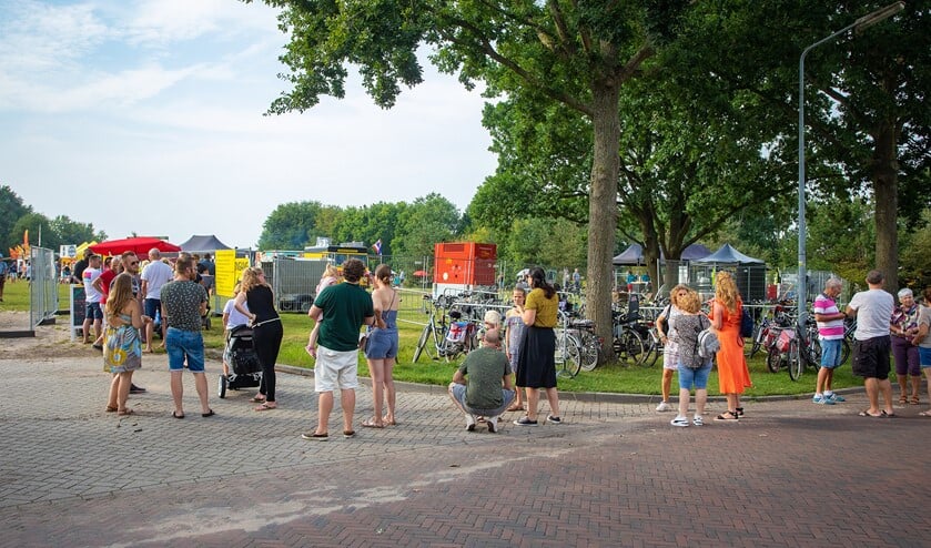 <p>Bezoekers wachten geduldig tot er een plekje voor ze is.</p>