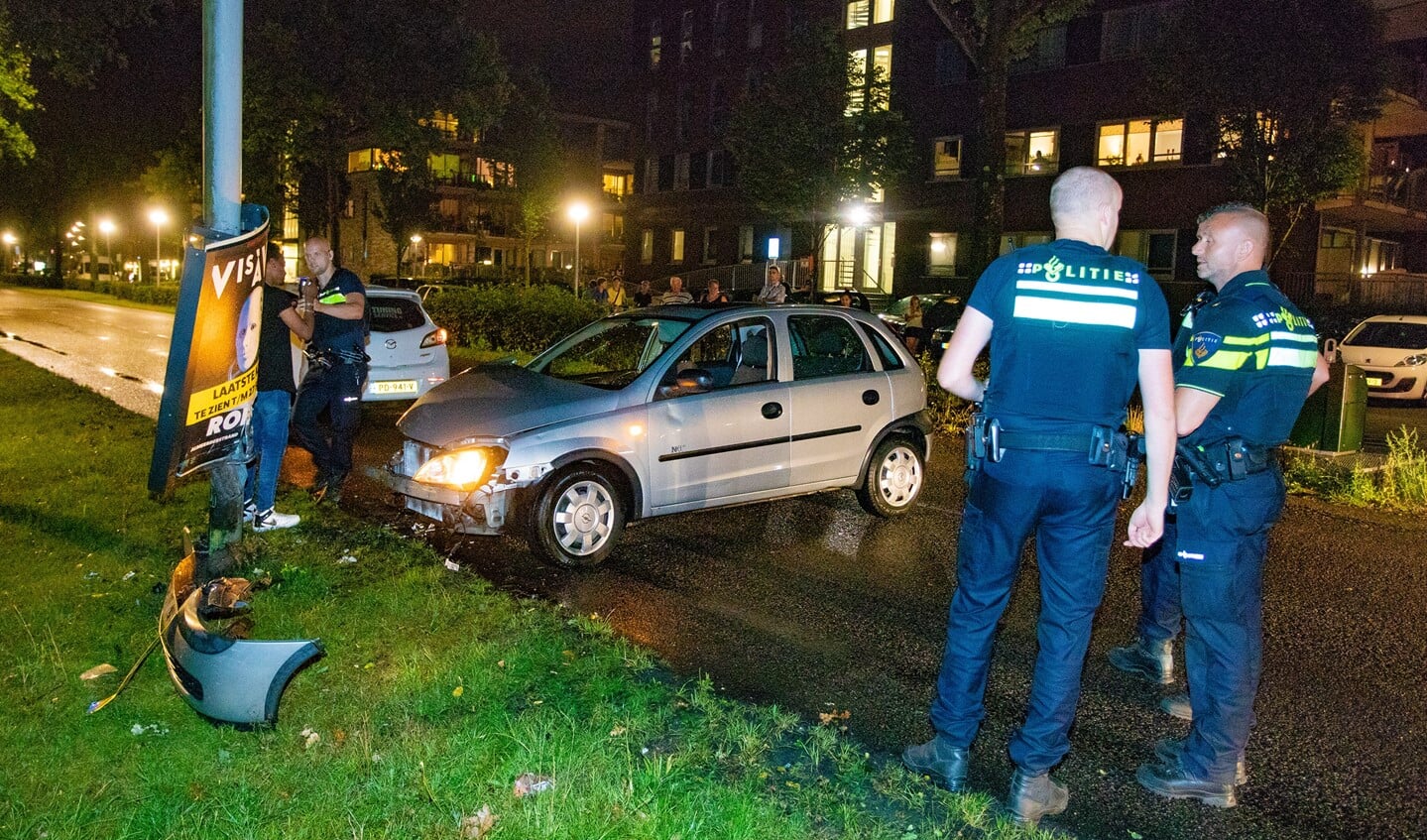 De auto was na de aanrijding met de lantaarnpaal total loss.