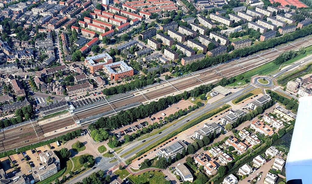 Het spoor doorkruist oud- en nieuw-Weesp.