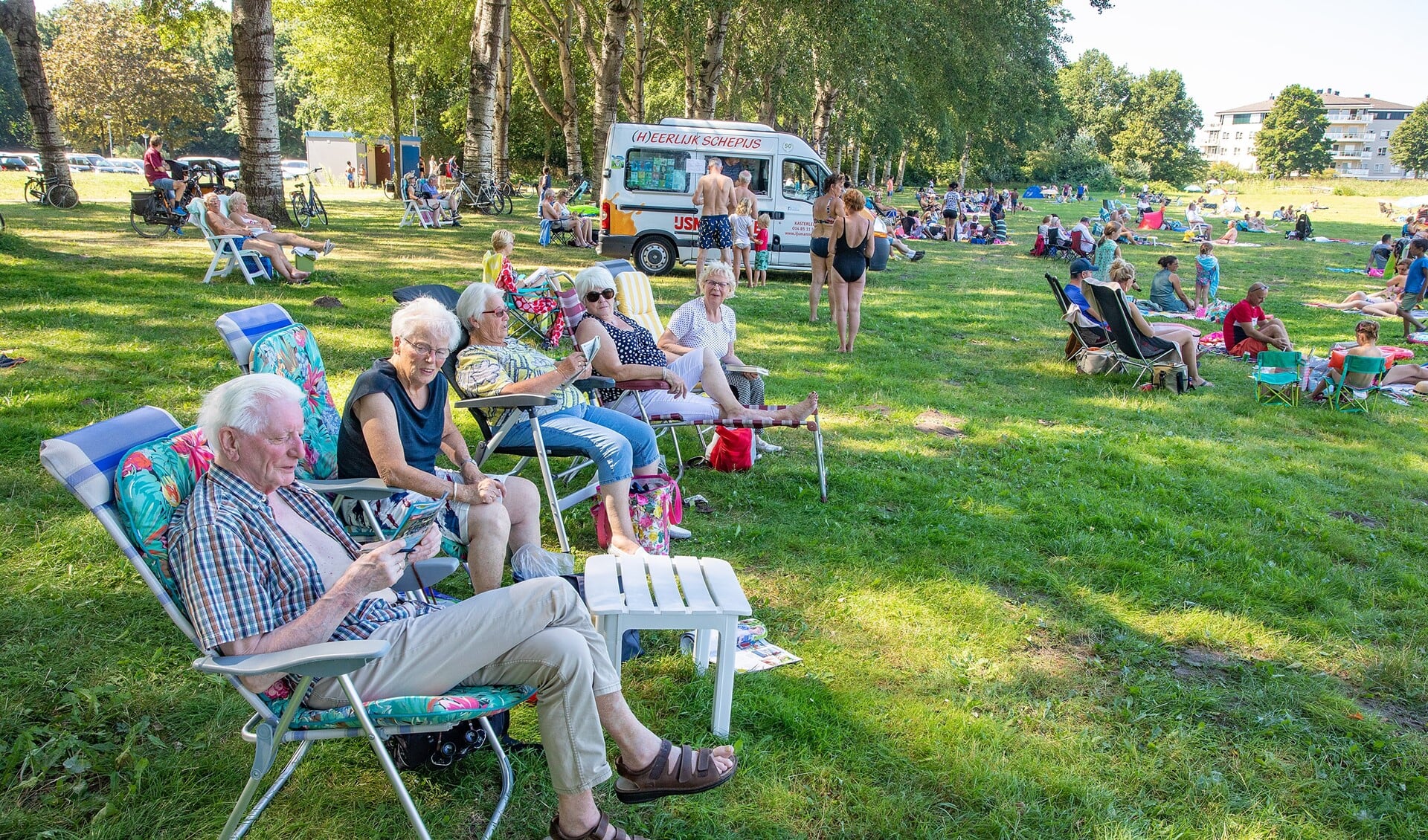 Bivakkeren onder de bomen in de schaduw bij het strand bij de Zuiderzee.