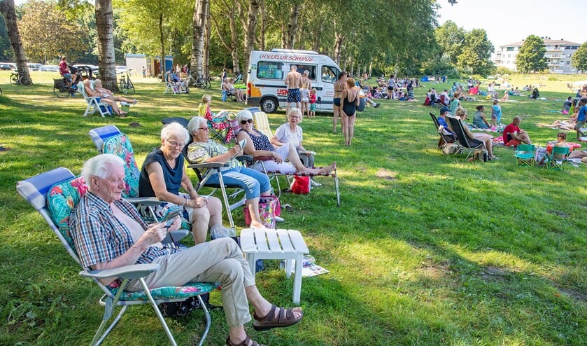<p>Bivakkeren onder de bomen in de schaduw bij het strand bij de Zuiderzee.</p>