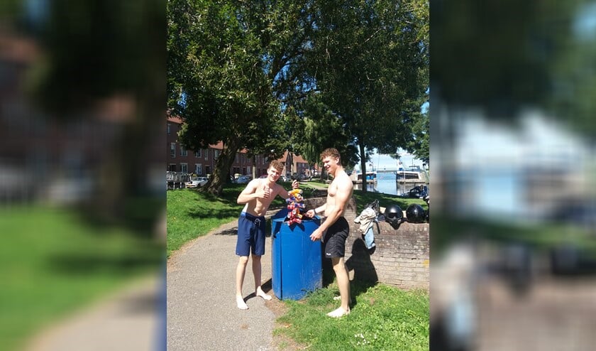 <p>Zo kan het ook in de aanloophaven: opruimende jongeren.</p>