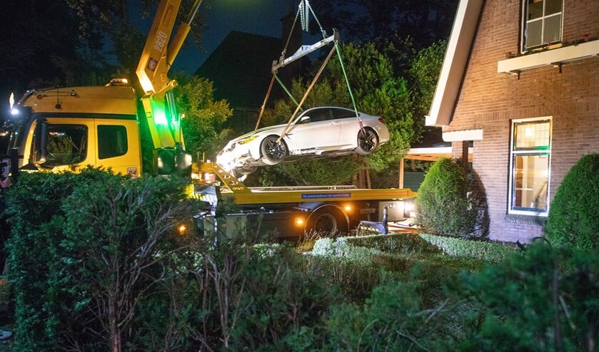 <p>De auto wordt uit de tuin getakeld.</p>