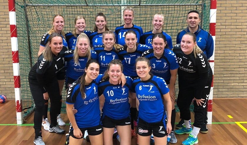<p>De selectie van Dames 1 van SV Zeeburg.</p>