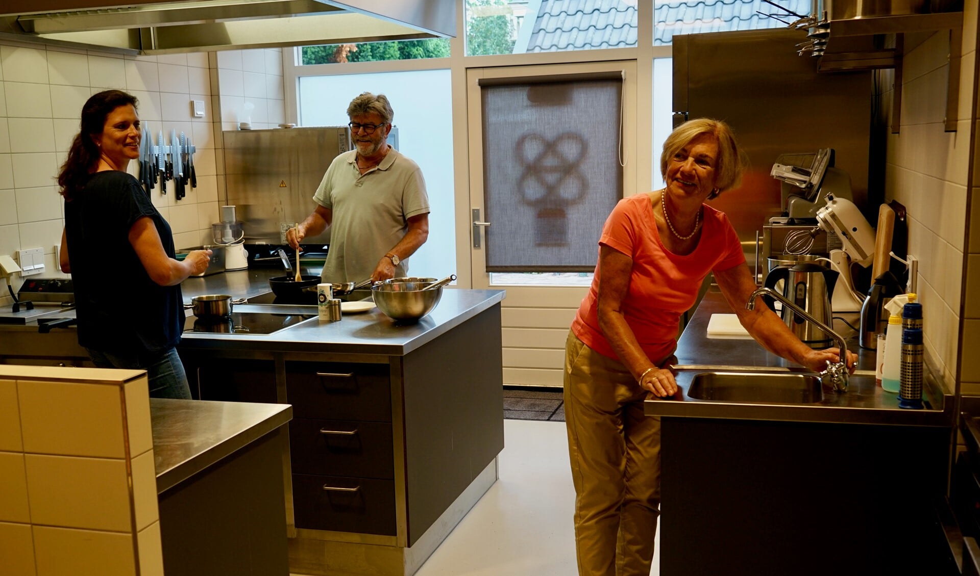 Voorzitter Raymonde Amorison, hoofdbeheerder Paul Molenkamp en beheerder Tamara Nobel in de keuken van De Blaercom.
