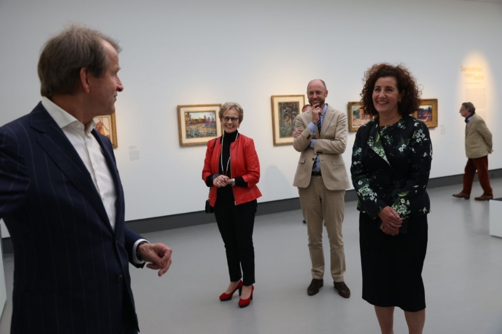 <p>Museumdirecteur Jan Rudolph de Lorm vertelt de minister wat meer over de tentoonstelling. Op de achtergrond Els Blokker en algemeen directeur Evert van Os.</p>