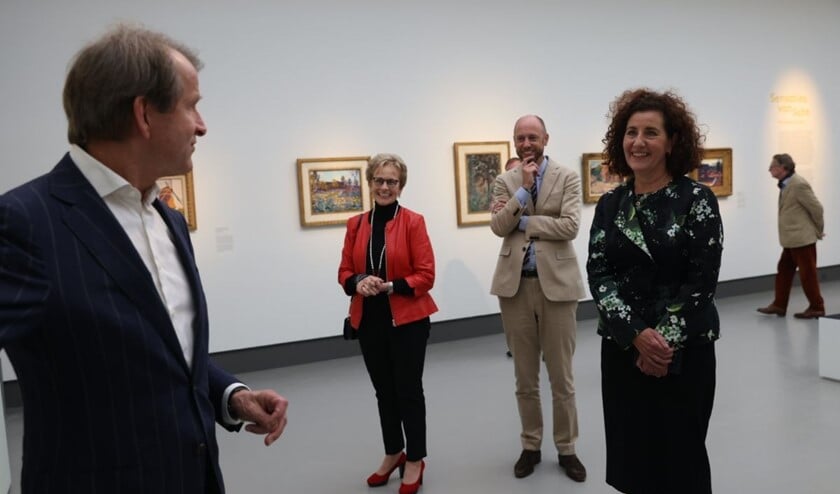 <p>Museumdirecteur Jan Rudolph de Lorm vertelt de minister wat meer over de tentoonstelling. Op de achtergrond Els Blokker en algemeen directeur Evert van Os.</p>
