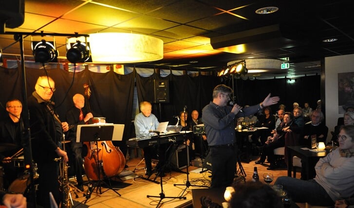 Paul Molenkamp verwelkomt in betere tijden de bezoekers van het Blaercom Jazz Café.