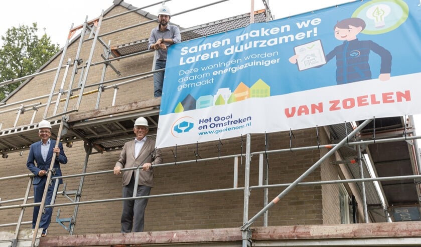 <p>Directeur-bestuurder Maarten van Gessel (l), projectleider Marvin de Jong (boven) samen met wethouder Ton Stam (r) gaven het startsein door een bouwdoek te onthullen.</p>