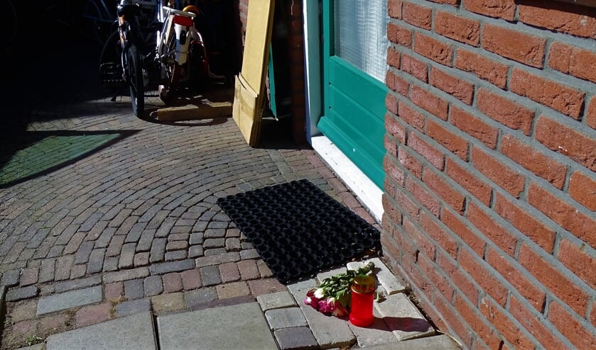 <p>Bij de woning aan de Nieuw Bellevue liggen bloemen en brandt een kaarsje.</p>