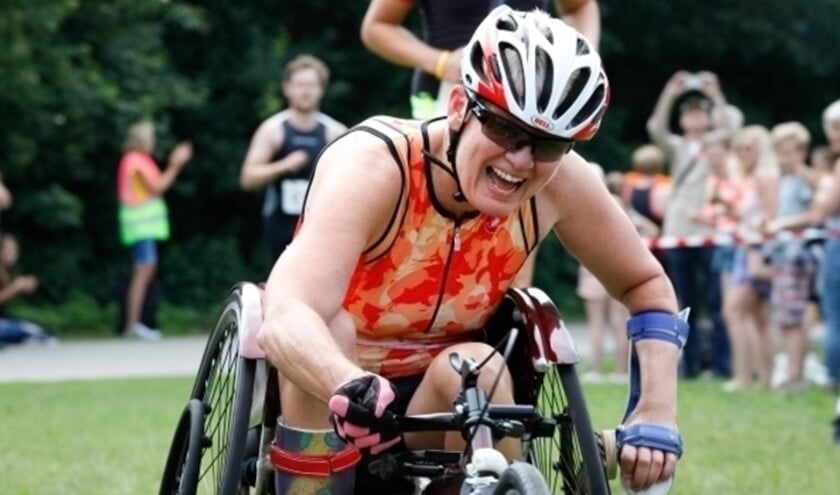 <p>Djoke bij de finish van de triatlon in Huizen.</p>