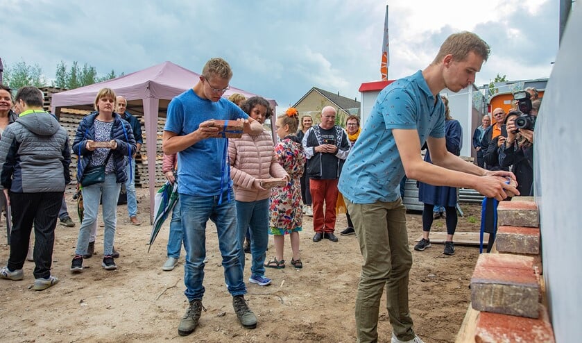 <p>De toekomstige bewoners leggen de eerste stenen van hun appartementen.</p>