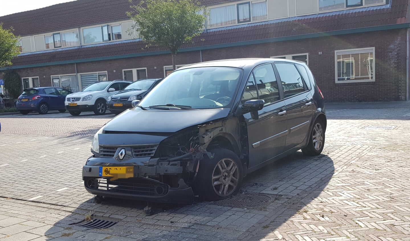 De vernielde auto aan de Spijkerstraat.