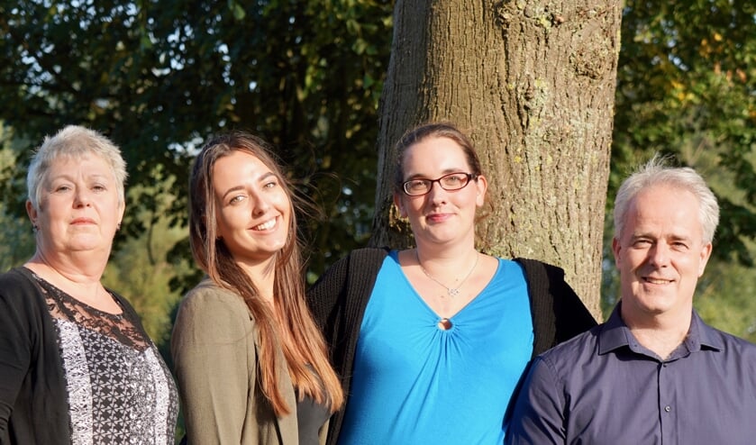 <p>v.l.n.r.: Ria Bosman (POHS), Cindy Rooijakkers (assistente), Lotte Verbeek (assistente), Bart Schuurman (huisarts).</p>