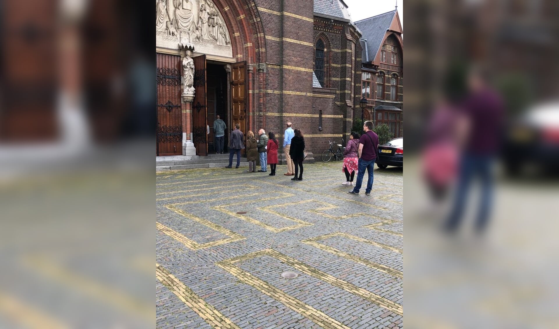 Zondag was er een wachtrij tot op het kerkplein om de Sint Vitus in te komen. Hierdoor begon de dienst wat later.